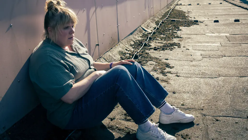 ARD-WDR-TATORT-SCHMERZ-Buch-Juergen-Werner-Regie-Torsten-C-Fischer-am-Sonntag-22-02-26-um-20-15-Uhr-im-ERSTEN-Rosa-Herzog-Stefanie-Reinsperger-ist-nach-der-Durchsicht-des-Videomaterials-zu-Vergewaltigungen-aus-dem-Kosovo-Krieg-so-mitgenommen-dass-sie-aufs-Dach-fluechtet-um-das-Gesehene-zu-verarbeiten-WDR-Thomas-Kost-honorarfrei-Verwendung-gemaess-der-AGB-im-engen-inhaltlichen-redaktionellen-Zusammenhang-mit-genannter-WDR-Sendung-bei-Nennung-Bild-WDR-Thomas-Kost-S2-WDR-Kommunikation-Redaktion-Bild-Koeln-Tel-0221-220-7132-oder-7133-Fax-777132-bildkommunikation-wdr