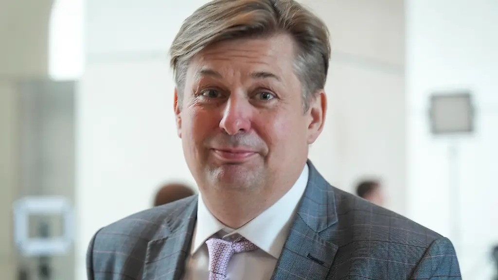 Maximilian-Krah-AfD-im-Portrait-am-Rande-der-Generaldebatte-vor-dem-Plenarsaal-bei-der-17-Sitzung-des-Deutschen-Bundestag-in-Berlin-09-07