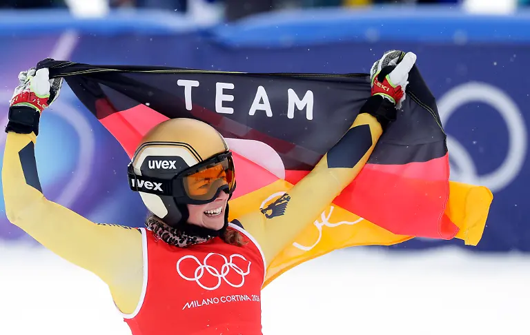 Olympia-Olympische-Winterspiele-Mailand-Cortina-2026-Ski-Freestyle-Ski-Cross-Frauen-Finale-Daniela-Maier-Deutschland-jubelt-ueber-ihren-Sieg