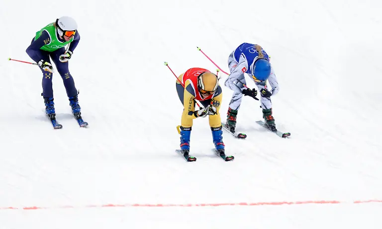 Olympia-Olympische-Winterspiele-Mailand-Cortina-2026-Ski-Freestyle-Ski-Cross-Frauen-Finale-Daniela-Maier-M-Deutschland-ueberquert-die-Ziellinie-als-Erste-vor-der-Zweitplatzierten-Fanny-Smith-r-Schweiz-und-der-Drittplatzierten-Sandra-Naeslund-Schweden