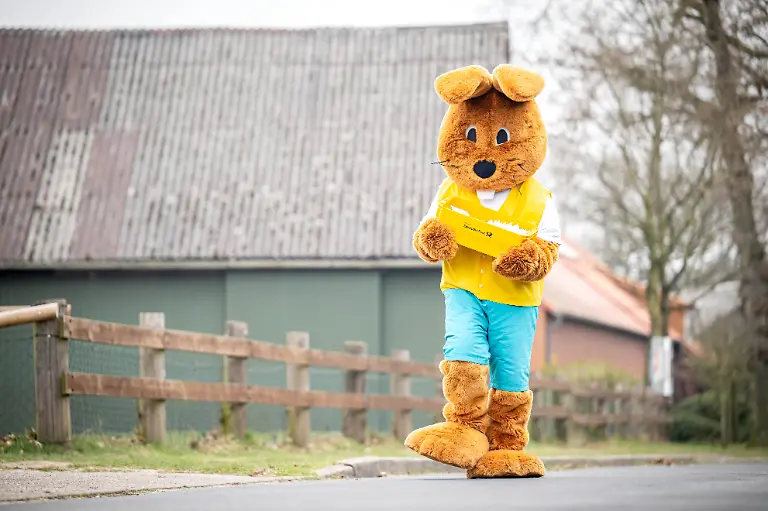 Hanni-Hase-laeuft-mit-einer-Kiste-voller-Briefe-durch-Ostereistedt-Hanni-Hase-und-sein-Team-beantworten-noch-bis-zum-15-April-die-Briefe-von-Kindern-aus-aller-Welt-Vier-Wochen-vor-Ostern-sind-in-der-Osterpostfiliale-der-Deutschen-Post-in-Ostereistedt-bereits-rund-10-000-Briefe-eingegangen
