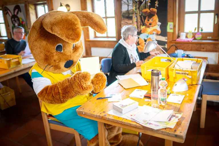 Hanni-Hase-l-sitzt-vor-zahlreichen-Briefen-in-der-Osterpostfiliale-zu-dpa-Osterpostamt-beantwortet-75
