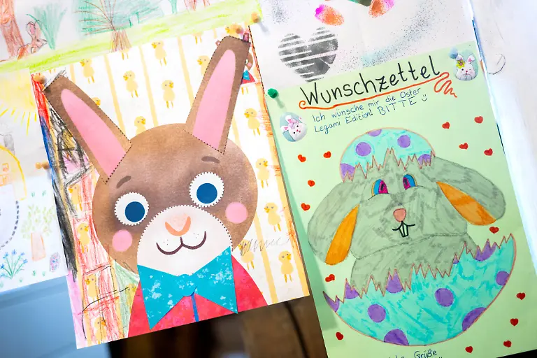 Bunt-bemalte-Briefe-haengen-an-einer-Wand-in-der-Osterpostfiliale-Hanni-Hase-und-sein-Team-beantworten-noch-bis-zum-15-April-die-Briefe-von-Kindern-aus-aller-Welt-Vier-Wochen-vor-Ostern-sind-in-der-Osterpostfiliale-der-Deutschen-Post-in-Ostereistedt-bereits-rund-10-000-Briefe-eingegangen