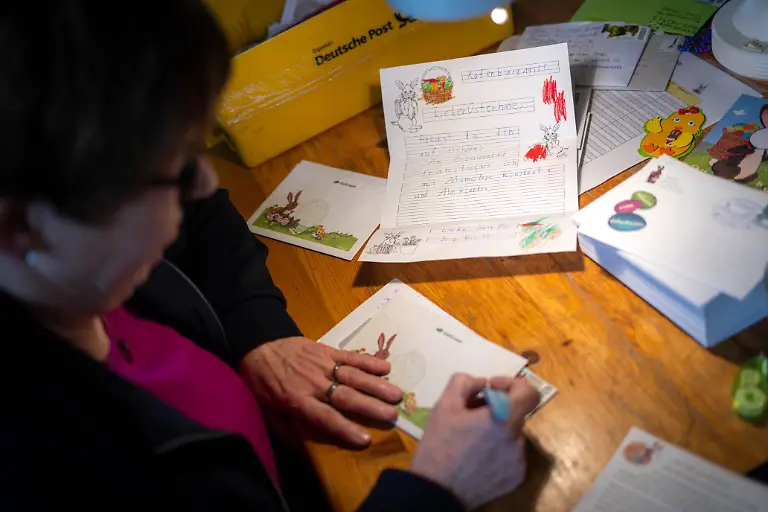 In-der-Osterpostfiliale-werden-Briefe-beantwortet-Hanni-Hase-und-sein-Team-beantworten-noch-bis-zum-15-April-die-Briefe-von-Kindern-aus-aller-Welt-Vier-Wochen-vor-Ostern-sind-in-der-Osterpostfiliale-der-Deutschen-Post-in-Ostereistedt-bereits-rund-10-000-Briefe-eingegangen