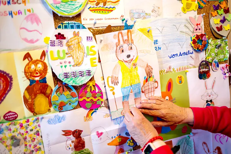 Bunt-bemalte-Briefe-haengen-an-einer-Wand-in-der-Osterpostfiliale-Hanni-Hase-und-sein-Team-beantworten-noch-bis-zum-15-April-die-Briefe-von-Kindern-aus-aller-Welt-Vier-Wochen-vor-Ostern-sind-in-der-Osterpostfiliale-der-Deutschen-Post-in-Ostereistedt-bereits-rund-10-000-Briefe-eingegangen