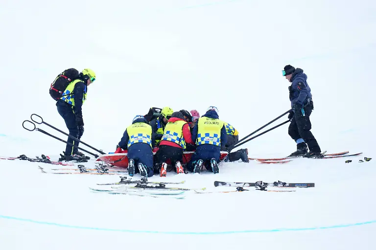 Olympics-Freestyle-Skiing-Mens-Halfpipe-Qualification-Feb-19-2026-Livigno-Italy-Finley-Melville-Ives-of-New-Zealand-is-checked-on-after-sustaining-an-injury-during-men-s-skiing-halfpipe-qualification-during-the-Milano-Cortina-2026-Olympic-Winter-games-Winterspiele-Spiele-Summer-games-at-Livigno-Snow-Park