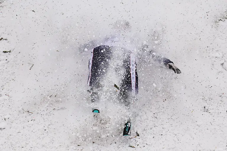 Olympia-Olympische-Winterspiele-Mailand-Cortina-2026-Ski-Freestyle-Sprung-Maenner-Qualifikationsrunde-Haruto-Igarashi-Japan-in-Aktion-Derek-Krueger-aus-den-USA-stuerzt