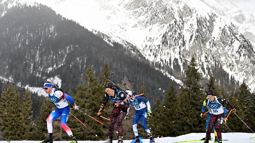 Olympia-Olympische-Winterspiele-Mailand-Cortina-2026-Biathlon-Maenner-Massenstart-15-Kilometer-in-der-Anterselva-Biathlon-Arena-Vitezslav-Hornig-Tschechien-l-r-David-Zobel-Deutschland-Tero-Seppala-Finnland-und-Philipp-Horn-Deutschland-auf-der-Strecke