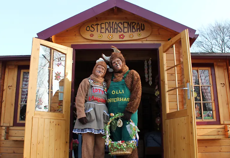 HANDOUT-Steffi-Ruecker-l-Lotti-Langohr-und-Sindy-Kudler-Olli-Osterhase-sind-auf-einem-undatiuerten-Handout-in-Seifhennersdorf-Sachsen-im-Querxenland-vor-einer-Huette-mit-der-Aufschrift-Osterhasenbau-zu-sehen-zu-dpa-Meister-Lampe-im-Stress-Waschkoerbe-voller-Post-fuer-Olli-Osterhase-und-Lotti-Langohr-vom-12-03