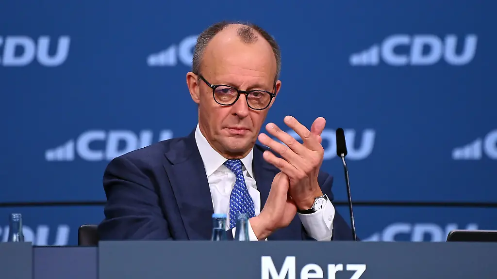 Bundeskanzler-Friedrich-MERZ-Gestik-Einzelbild-angeschnittenes-Einzelmotiv-Halbfigur-halbe-Figur-38-Parteitag-der-Christlich-Sozialen-Union-CDU-am-20-und-21-02-2026-Messe-Stuttgart