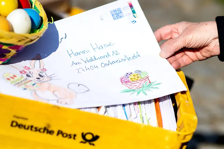 Doris-Kroeger-Mitarbeiterin-im-Osterpostamt-haelt-einen-Brief-den-ein-Kind-an-den-Osterhasen-Hanni-Hase-geschrieben-hat-in-den-Haenden-Eine-Rekordzahl-von-etwa-100-000-Briefen-ist-in-diesem-Jahr-beim-Osterpostamt-in-Ostereistedt-angekommen-Die-Briefe-werden-noch-bis-kommende-Woche-von-freiwilligen-Helfern-beantwortet