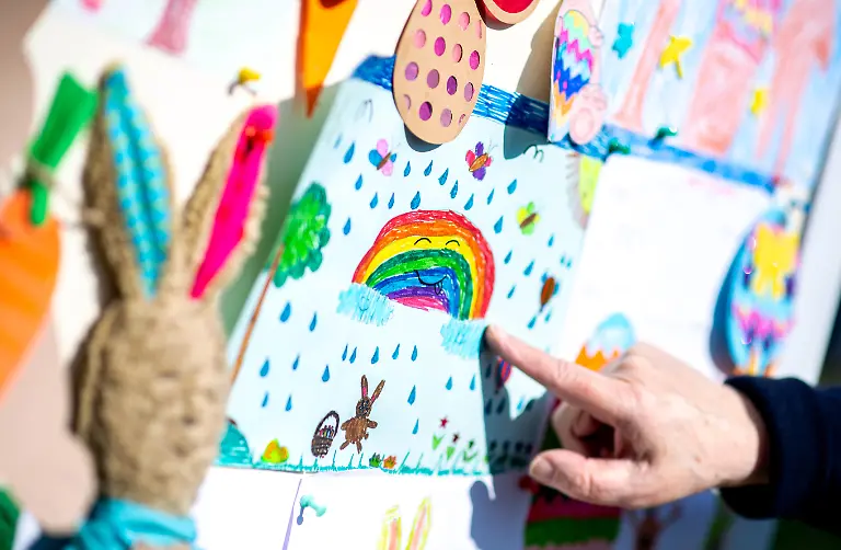 Ein-Brief-mit-einem-Bild-das-ein-Kind-fuer-den-Osterhasen-Hanni-Hase-gemalt-hat-haengt-vor-dem-Gemeindehaus-an-einer-Stellwand-Eine-Rekordzahl-von-etwa-100-000-Briefen-ist-in-diesem-Jahr-beim-Osterpostamt-in-Ostereistedt-angekommen-Die-Briefe-werden-noch-bis-kommende-Woche-von-freiwilligen-Helfern-beantwortet