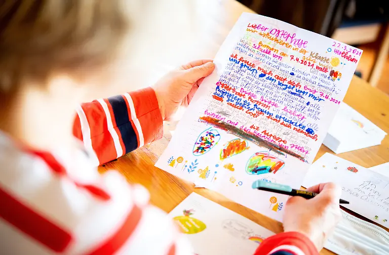Ulrike-Ringen-Buergermeisterin-der-Gemeinde-Ostereistedt-sitzt-im-Gemeindehaus-und-liest-einen-Brief-den-Kinder-einer-Schulklasse-an-den-Osterhasen-Hanni-Hase-geschrieben-haben-Eine-Rekordzahl-von-etwa-100-000-Briefen-ist-in-diesem-Jahr-beim-Osterpostamt-in-Ostereistedt-angekommen-Die-Briefe-werden-noch-bis-kommende-Woche-von-freiwilligen-Helfern-beantwortet