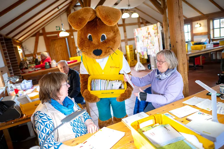 Hanni-Hase-M-verteilt-Briefe-in-der-Osterpostfiliale-Hanni-Hase-und-sein-Team-beantworten-noch-bis-zum-15-April-die-Briefe-von-Kindern-aus-aller-Welt-Vier-Wochen-vor-Ostern-sind-in-der-Osterpostfiliale-der-Deutschen-Post-in-Ostereistedt-bereits-rund-10-000-Briefe-eingegangen