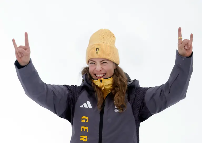 Olympia-Olympische-Winterspiele-Mailand-Cortina-2026-Ski-Freestyle-Ski-Cross-Frauen-Finale-Daniela-Maier-Deutschland-jubelt-bei-der-Siegerehrung-ueber-ihre-Goldmedaille
