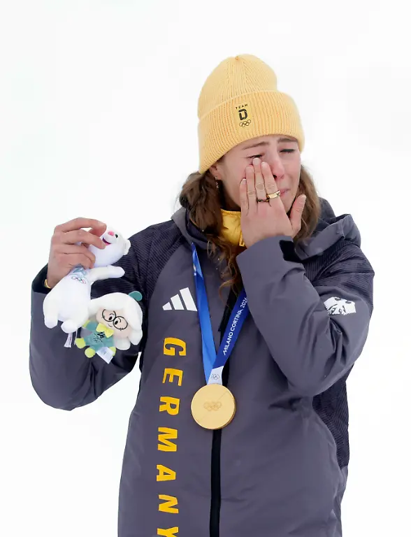 Olympia-Olympische-Winterspiele-Mailand-Cortina-2026-Ski-Freestyle-Ski-Cross-Frauen-Finale-Daniela-Maier-Deutschland-reagiert-bei-der-Siegerehrung-ueber-ihre-Goldmedaille