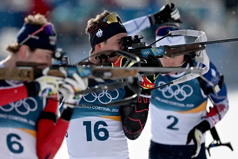 Olympia-Olympische-Winterspiele-Mailand-Cortina-2026-Biathlon-Maenner-Massenstart-15-Kilometer-in-der-Anterselva-Biathlon-Arena-Sturla-Holm-Laegreid-Norwegen-l-r-Philipp-Horn-Deutschland-und-Quentin-Fillon-Maillet-Frankreich-am-Schiessstand