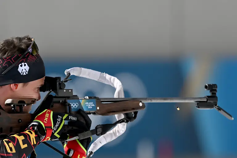 Olympia-Olympische-Winterspiele-Mailand-Cortina-2026-Biathlon-Maenner-Massenstart-15-Kilometer-in-der-Anterselva-Biathlon-Arena-Philipp-Horn-Deutschland-beim-Anschiessen