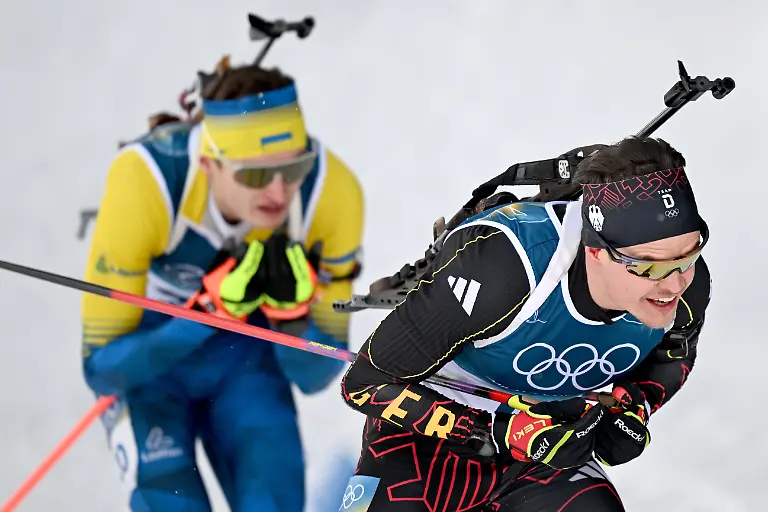 Olympia-Olympische-Winterspiele-Mailand-Cortina-2026-Biathlon-Maenner-Massenstart-15-Kilometer-in-der-Anterselva-Biathlon-Arena-Philipp-Horn-Deutschland-r-und-Jesper-Nelin-Schweden-auf-der-Strecke