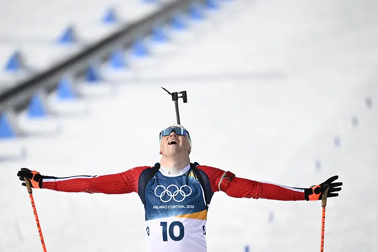 ANTERSELVA-ITALY-20260220-Sebastian-Samuelsson-crosses-the-finish-line-in-the-men-s-15km-biathlon-mass-start-in-Anterselva-during-the-Winter-Olympics-in-Milano-Cortina-Italy-The-image-is-included-in-the-SPORTS-PACKAGE