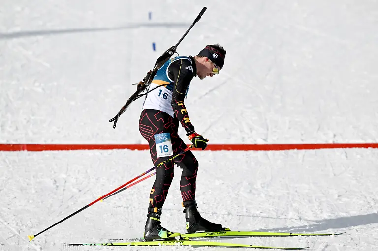 Olympia-Olympische-Winterspiele-Mailand-Cortina-2026-Biathlon-Maenner-Massenstart-15-Kilometer-in-der-Anterselva-Biathlon-Arena-Philipp-Horn-Deutschland-steht-als-Viertplatzierter-erschoepft-im-Ziel