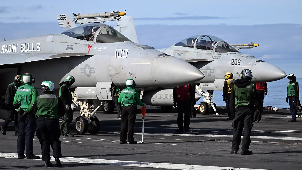 Kampfjets-vom-Typ-F-18-werden-auf-dem-Flugzeugtraeger-USS-Gerald-R-Ford-zum-Start-vorbereitet-Seestreitkraefte-der-Nato-demonstrieren-inmitten-zunehmender-Spannungen-mit-Russland-ihre-Faehigkeit-fuer-Abschreckung-und-Verteidigung-An-der-Uebung-Neptun-Strike-25-nahm-am-Donnerstag-auch-der-Verband-um-den-groessten-US-Flugzeugtraeger-USS-Gerald-R-Ford-teil-der-mit-Zerstoerern-in-der-Nordsee-vor-der-Kueste-Daenemarks-war