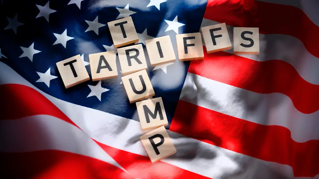 Buchstaben-auf-US-Fahne-und-Trump-Portraet-bilden-die-Schriftzuege-Trump-und-Tariffs-Trump-Zoelle-Fotomontage-nur-redaktionelle-Nutzung