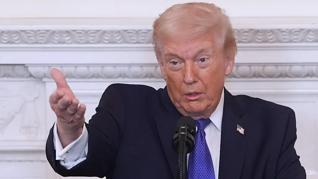 President-Donald-Trump-speaks-during-a-breakfast-with-the-National-Governors-Association-in-the-State-Dining-Room-of-the-White-House-Friday-Feb-20-2026-in-Washington