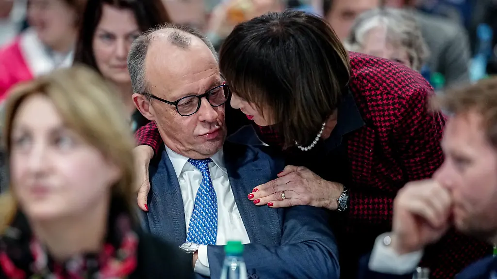 Charlotte-Merz-und-Bundeskanzler-Friedrich-Merz-CDU-Parteivorsitzender-warten-beim-CDU-Bundesparteitag-bei-der-Wahl-des-Bundesvorsitzendenauf-das-Ergebnis-Die-CDU-waehlt-ihre-Fuehrungsgremien-neu