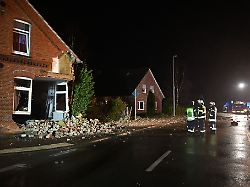 Niedersachsen & Bremen: Nächtlicher Unfall: Auto reißt Hauswand ein