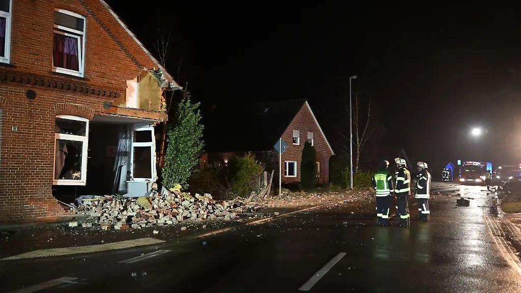 Nach-dem-Unfall-klafft-ein-grosses-Loch-in-der-Hauswand