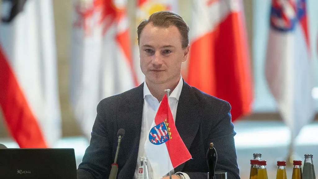 Benedikt-Kuhn-Staatssekretaer-und-Chef-der-hessischen-Staatskanzlei-beim-Treffen-der-Leiter-und-Leiterinnen-der-Laender-Staatskanzleien-und-Senatskanzleien-im-Kloster-Eberbach-am-Rhein