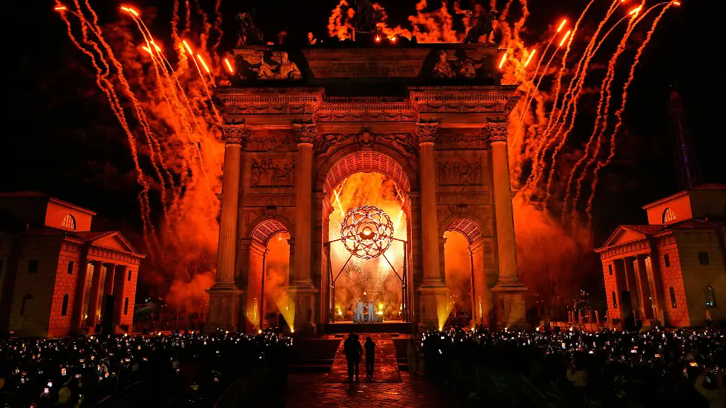 dpatopbilder-06-02-2026-Italien-Mailand-Olympia-Olympische-Winterspiele-Mailand-Cortina-2026-Eroeffnungsfeier-in-Mailand-ein-Feuerwerk-nach-dem-Anzuenden-des-olympischen-Feuers