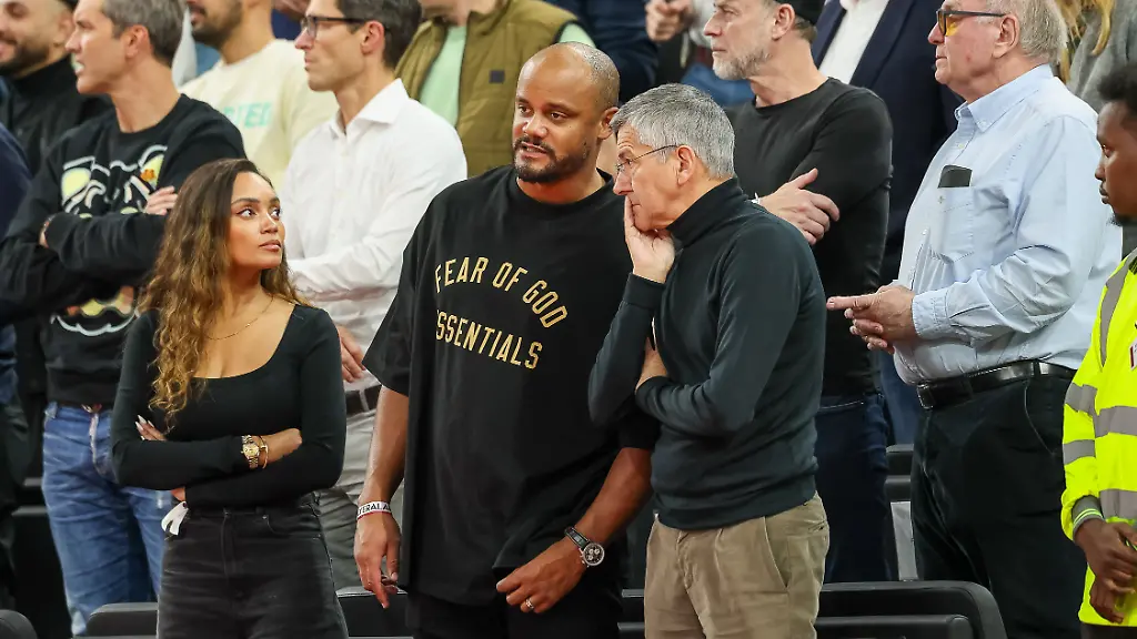 Vincent-Kompany-FC-FC-Bayern-Munich-Cheftrainer-mit-Frau-und-Herbert-Hainer-FC-FC-Bayern-Munich-Praesident-mit-Uli-Hoeness-FC-FC-Bayern-Munich-Ehrenpraesident-GER-FC-Bayern-Basketball-vs-FC-Barcelona-Basketball-Euroleague-10-Spieltag-Saison-2025-2026-12-11