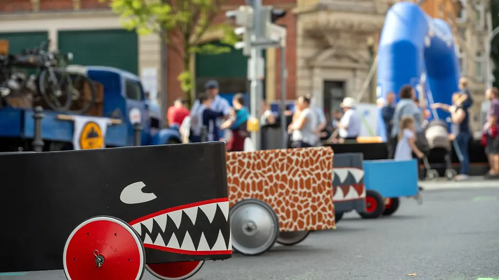 Selbst-gebaute-Seifenkisten-rollen-in-einigen-Staedten-Brandenburgs-um-die-Wette