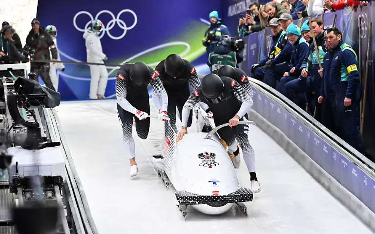 Olympia-Olympische-Winterspiele-Mailand-Cortina-2026-Bob-Viererbob-Maenner-Lauf-1-im-Cortina-Sliding-Centre-Markus-Treichl-Pilot-Markus-Sammer-Sascha-Stepan-und-Kristian-Huber-Oesterreich-starten-zu-ihrem-Lauf