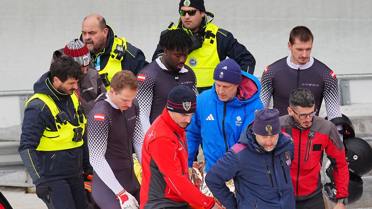 Mit Trage abtransportiert: Sorgen im Olympia-Eiskanal: Bob kippt um, Pilot verletzt