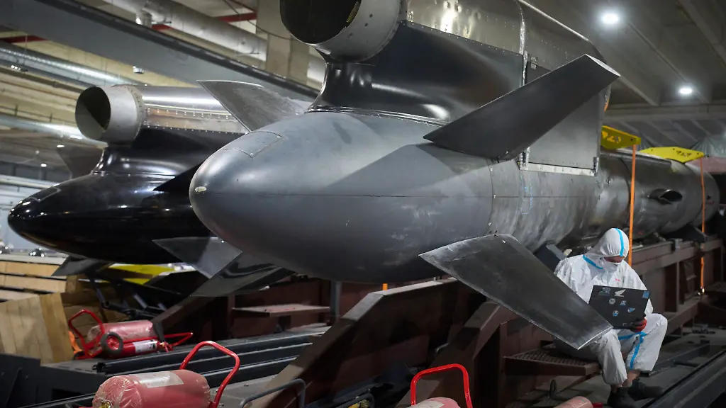 PRODUKTION-18-08-2025-Ukraine-Arbeiter-inspizieren-Flamingo-Marschflugkoerper-in-der-geheimen-Fabrik-von-Fire-Point