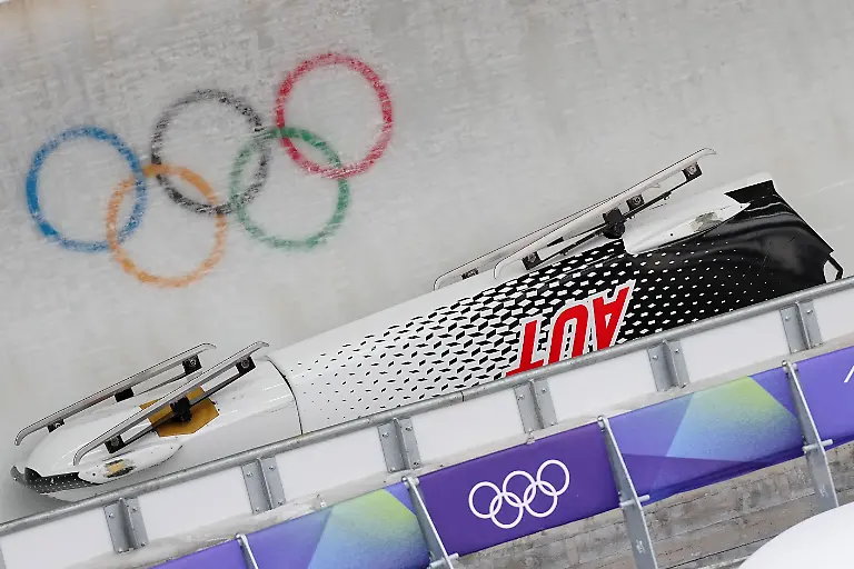 Olympia-Olympische-Winterspiele-Mailand-Cortina-2026-Bob-Viererbob-Maenner-Lauf-2-im-Cortina-Sliding-Centre-der-Bob-von-Jakob-Mandlbauer-Pilot-Daniel-Bertschler-Sebastian-Mitterer-und-Daiyehan-Nichols-Bardi-Oesterreich-liegt-auf-der-Eisbahn