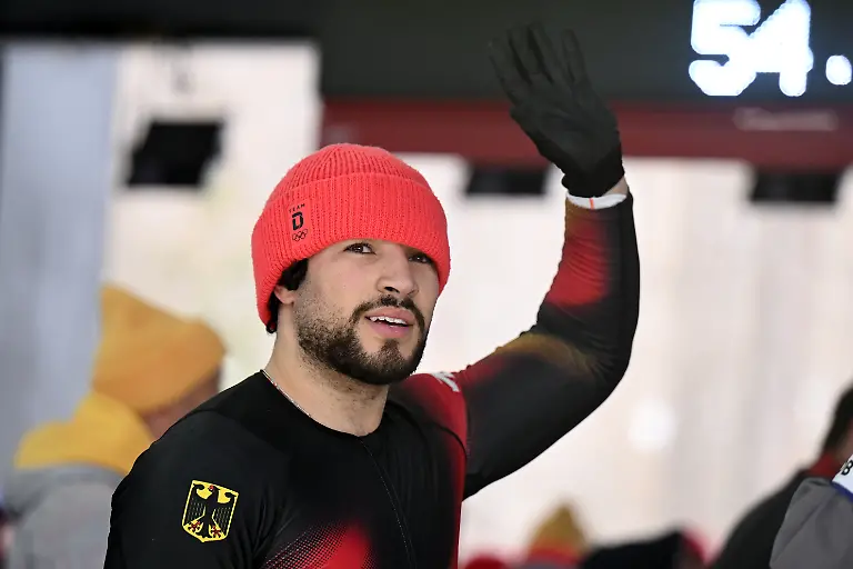 Olympia-Olympische-Winterspiele-Mailand-Cortina-2026-Bob-Viererbob-Maenner-Lauf-2-im-Cortina-Sliding-Centre-Adam-Ammour-Pilot-freut-sich-im-Zielbereich