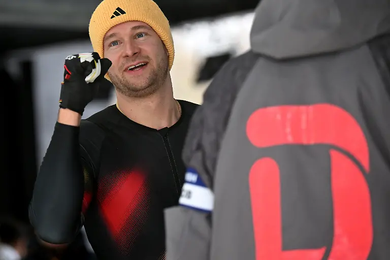 Olympia-Olympische-Winterspiele-Mailand-Cortina-2026-Bob-Viererbob-Maenner-Lauf-2-im-Cortina-Sliding-Centre-Johannes-Lochner-Pilot-reagiert-im-Zielbereich