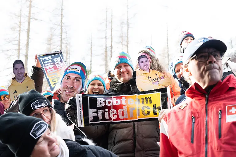 Deutsche-Fans-supporters-beim-Viererbob-der-M-nner-bei-den-Olympischen-Winterspielen-Milano-Cortina-2026-im-Cortina-Sliding-Centre-Cortina-dAmpezzo-Italien-am-21-Februar-2026-compete-in-the-Mens-Four-Man-bobsleigh-event-at-the-Olympic-Winter-Games-Milano-Cortina-2026-at-the-Cortina-Sliding-Centre-Cortina-dAmpezzo-Italy-on-February-21-2026