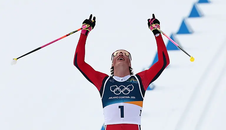 Olympia-Olympische-Winterspiele-Mailand-Cortina-2026-Ski-nordisch-Langlauf-50-km-Massenstart-klassisch-Maenner-Johannes-Høsflot-Klaebo-Norwegen-ueberquert-als-Erster-die-Ziellinie