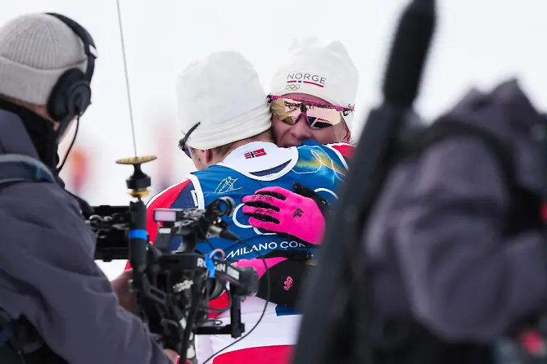 Val-di-Fiemme-Italy-20260221-Johannes-Høsflot-Klæbo-and-Emil-Iversen-from-Norway-hug-after-finishing-in-the-cross-country-skiing-50-km-Classic-men-s-Tesero-CC-Stadium-during-the-Winter-Olympics-in-Milano-Cortina-2026