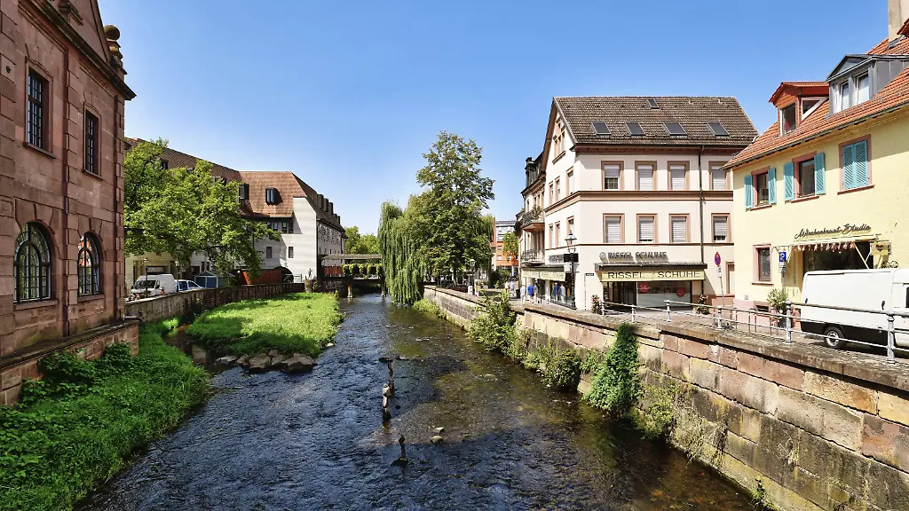 Ettlingen-Deutschland-13-August-2025-Alb-Bach-im-historischen-Zentrum-von-Ettlingen-Deutschland-Kleiner-Bach-mit-alten-Gebaeuden-an-einem-sonnigen-Tag-Ettlingen-Germany-August-13th-2025-Alb-brook-in-historic-center-of-Ettlingen-Germany-Small-creek-with-old-buildings-on-sunny-day-Copyright-imageBROKER-Firn-ibxmob14805443