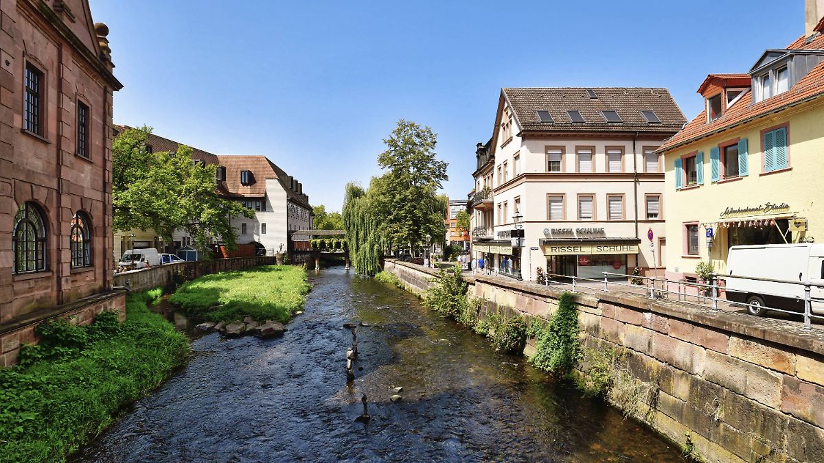 Gericht entscheidet: Ettlingen muss Auftritt von Rechtsextremisten Sellner zulassen - ntv.de