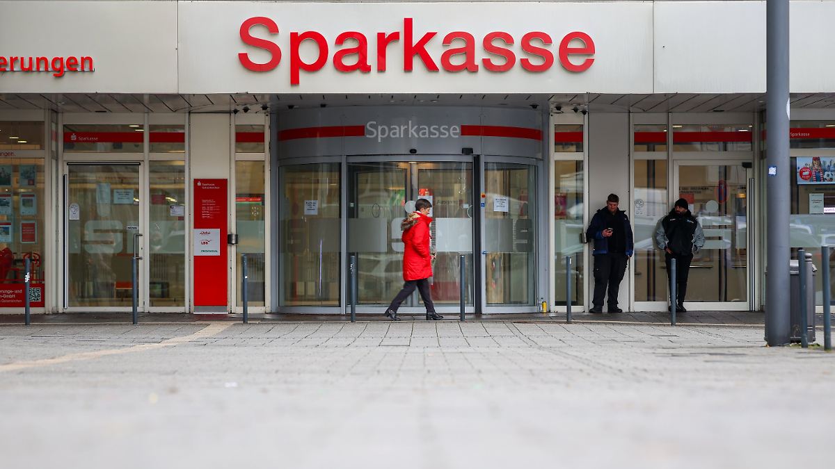 Kundin will Kreuzfahrt machen: Sparkasse Gelsenkirchen verlangt nach Einbruch Zinsen für Kredit