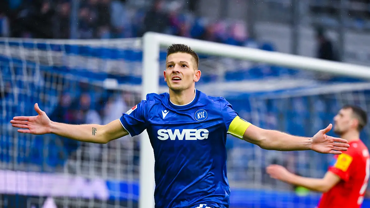 Marvin-Wanitzek-Karlsruher-SC-bejubelt-sein-erstes-Tor-waehrend-des-Spiels-der-2-Bundesliga-zwischen-dem-Karlsruher-SC-und-Holstein-Kiel-im-BBBank-Wildpark-am-21-February-2026-in-Karlsruhe-Deutschland-Foto-von-Silas-Schueller-DeFodi-Images-Marvin-Wanitzek-Karlsruher-SC-celebrates-his-first-goal-during-the-2-Bundesliga-match-between-Karlsruher-SC-and-Holstein-Kiel-at-BBBank-Wildpark-on-February-21-2026-in-Karlsruhe-Germany-Photo-by-Silas-Schueller-DeFodi-Images-DFB-DFL-REGULATIONS-PROHIBIT-ANY-USE-OF-PHOTOGRAPHS-AS-IMAGE-SEQUENCES-AND-OR-QUASI-VIDEO