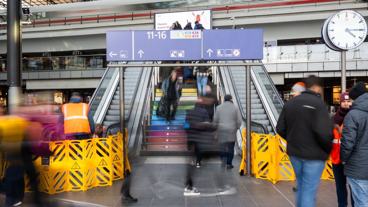 Stilllegung über mehrere Tage: Erste Rolltreppen an Bahnhöfen laufen wieder