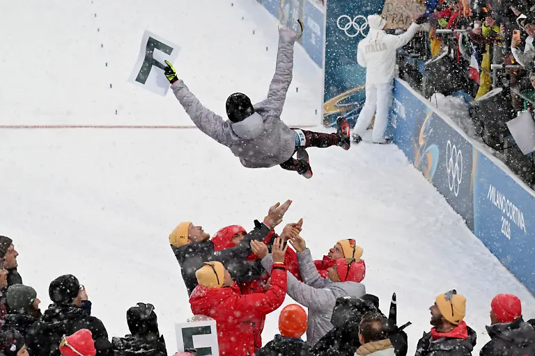 Olympia-Olympische-Winterspiele-Mailand-Cortina-2026-Biathlon-Frauen-Massenstart-12-5-Kilometer-Anterselva-Biathlon-Arena-das-Team-laesst-Franziska-Preuss-aus-Deutschland-zum-Abschied-hochleben